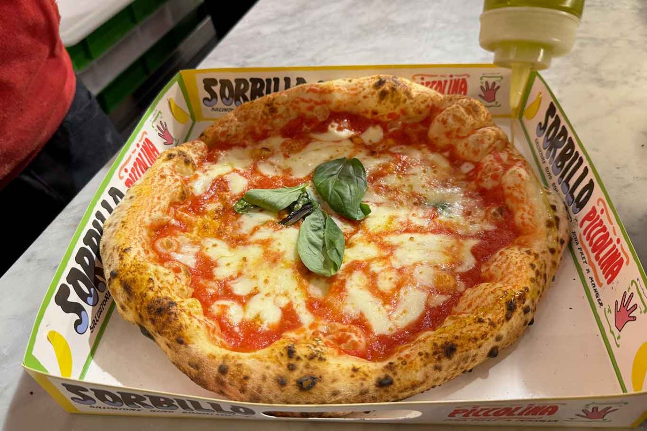 la pizza media margherita della pizzeria Piccolina di Gino Sorbillo