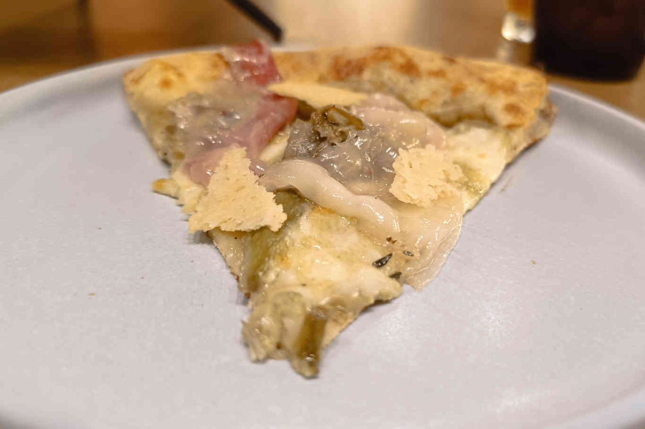 Pistorìa a Roma fetta di pizza ai carciofi