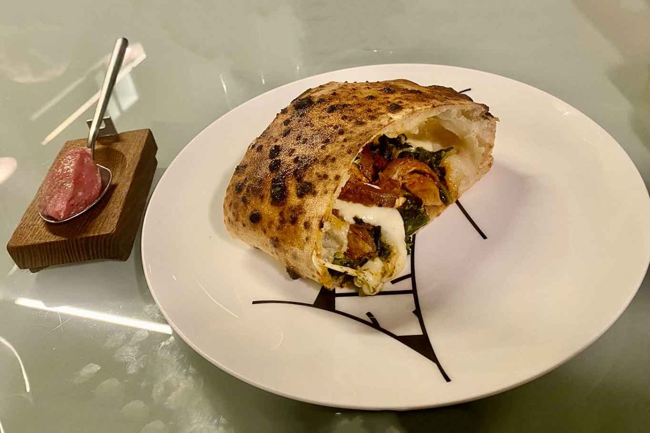 il calzone agnelli e friarielli della pizzeria Confine a Milano 