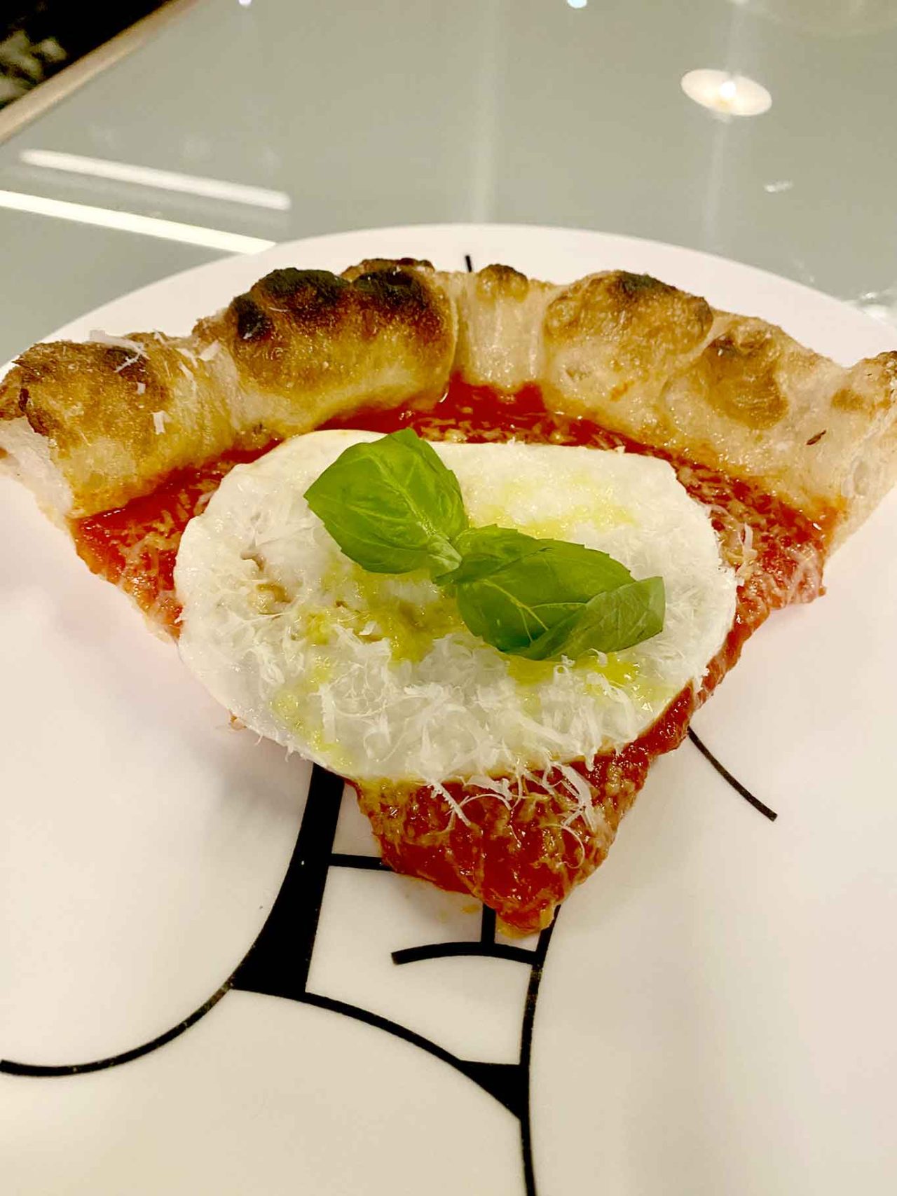 la pizza fritta e al forno della pizzeria Confine a Milano 