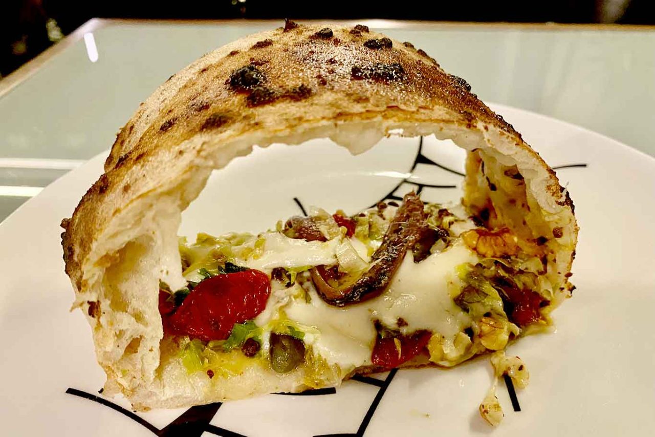 il calzone della pizzeria Confine a Milano