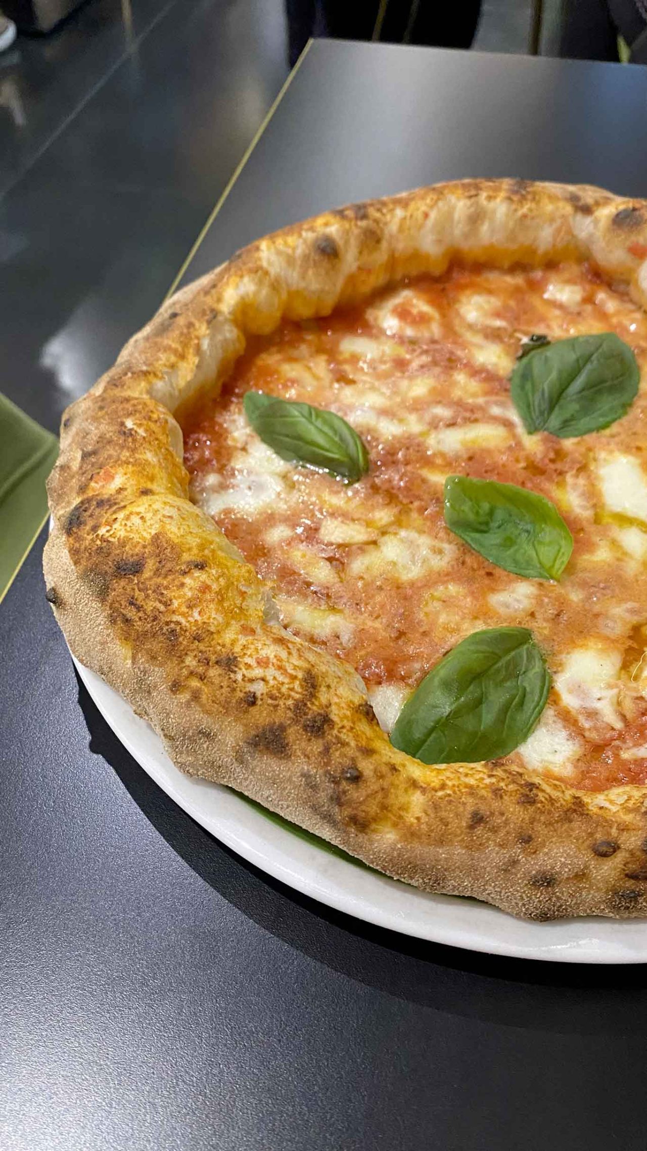 la pizza margherita della pizzeria La Vita e Bella a Casal di Principe 