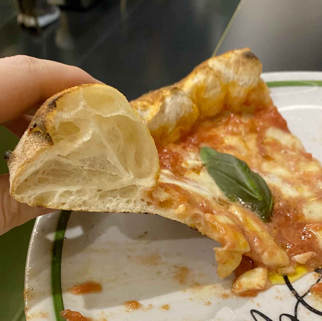 il cornicione della pizza margherita alla pizzeria La Vita e Bella a Casal di Principe 