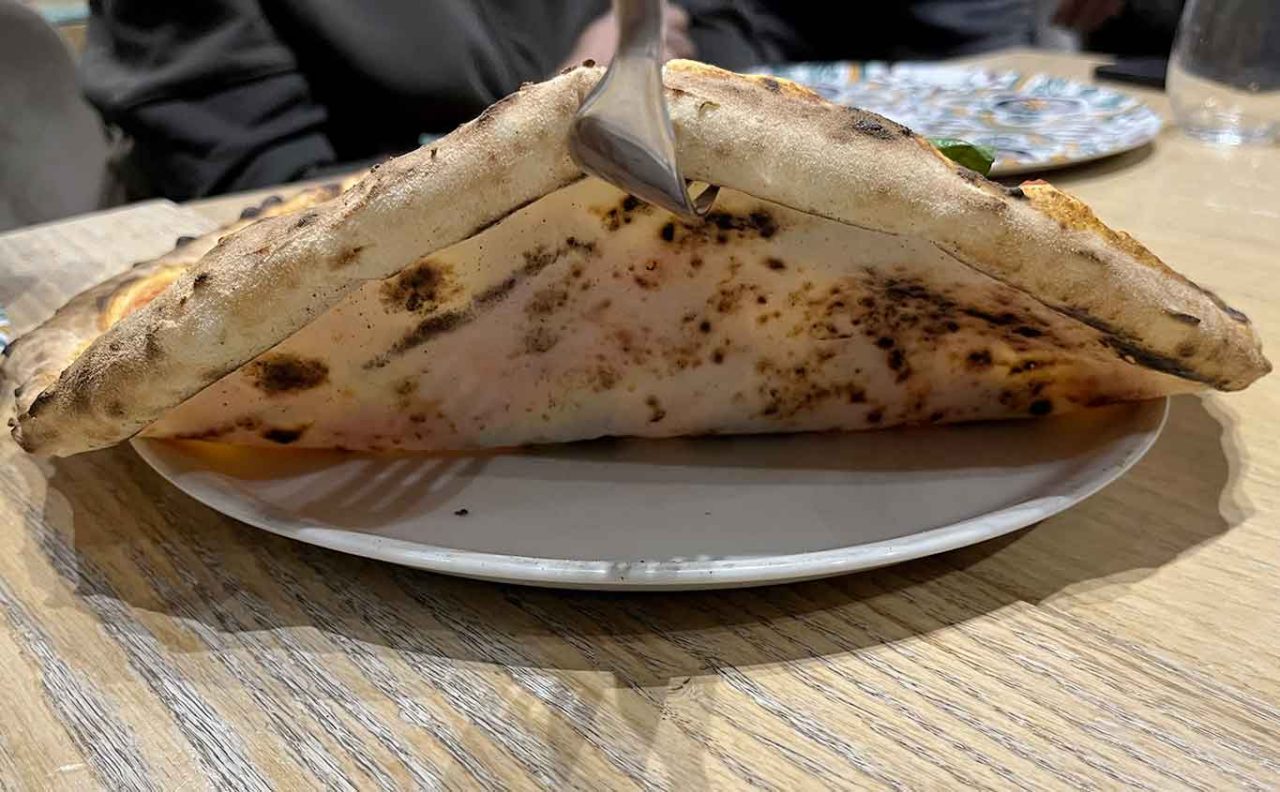 la cottura della pizza margherita della pizzeria Le Parùle ad Ercolano 