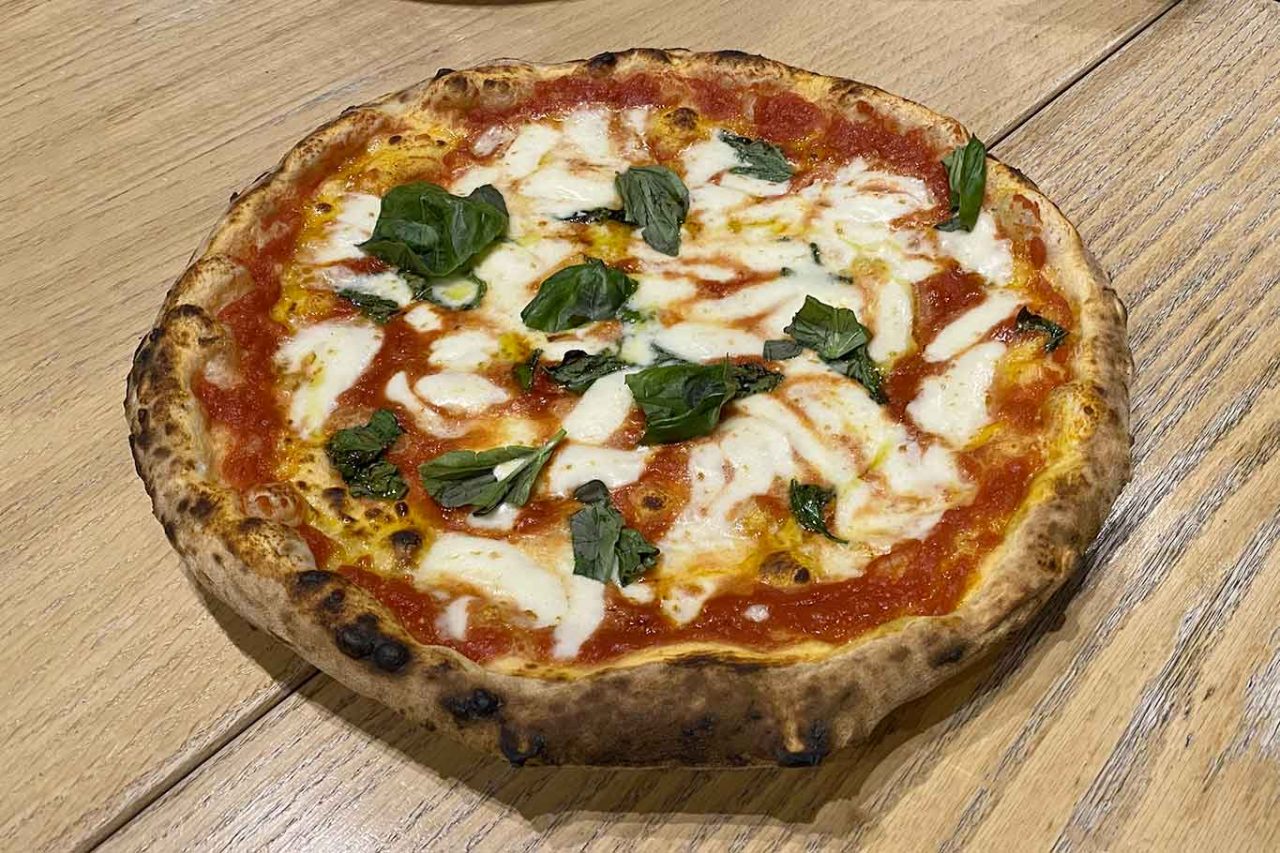 la pizza margherita della pizzeria Le Parùle ad Ercolano 