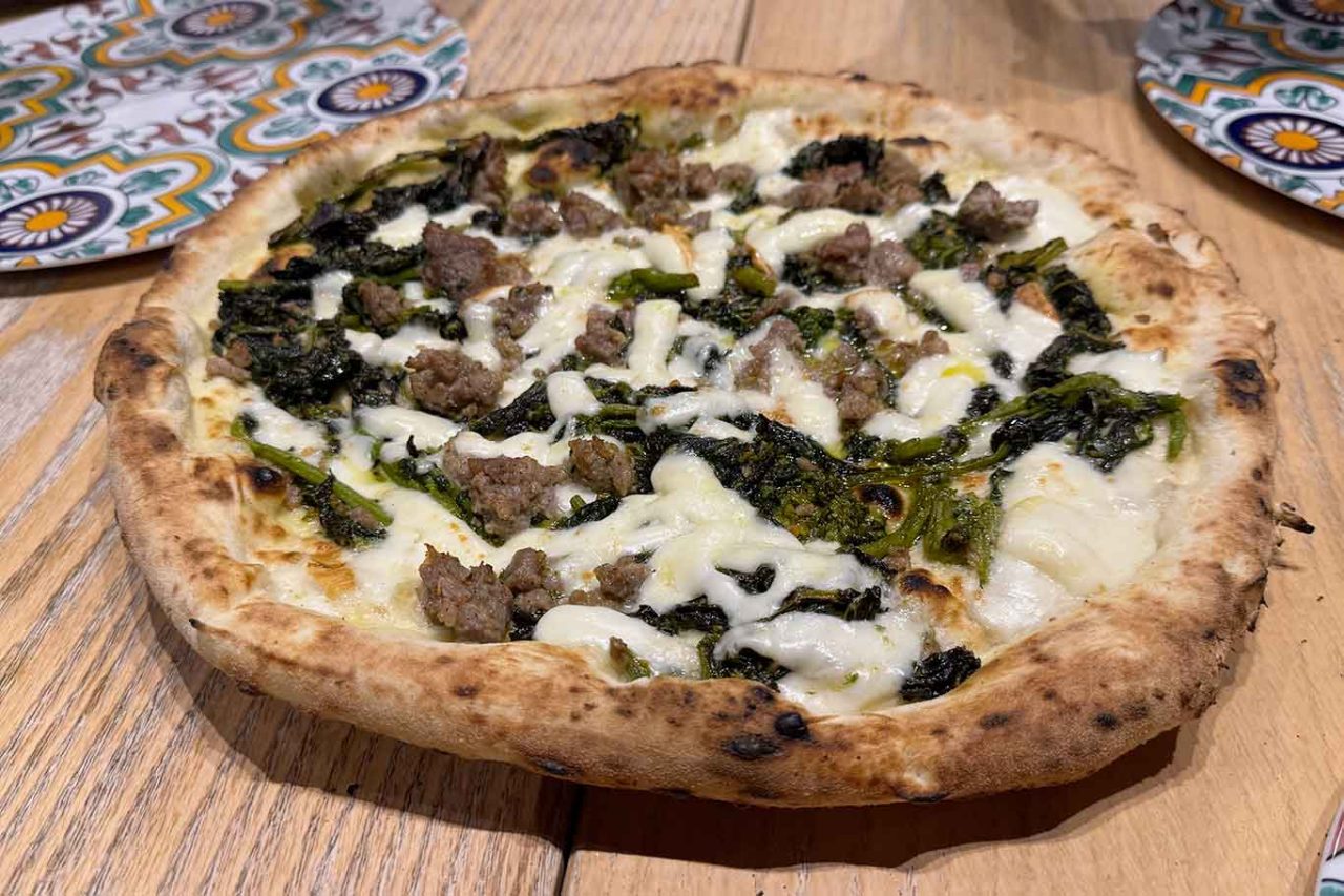 la pizza salsiccia e friarielli della pizzeria Le Parùle ad Ercolano 