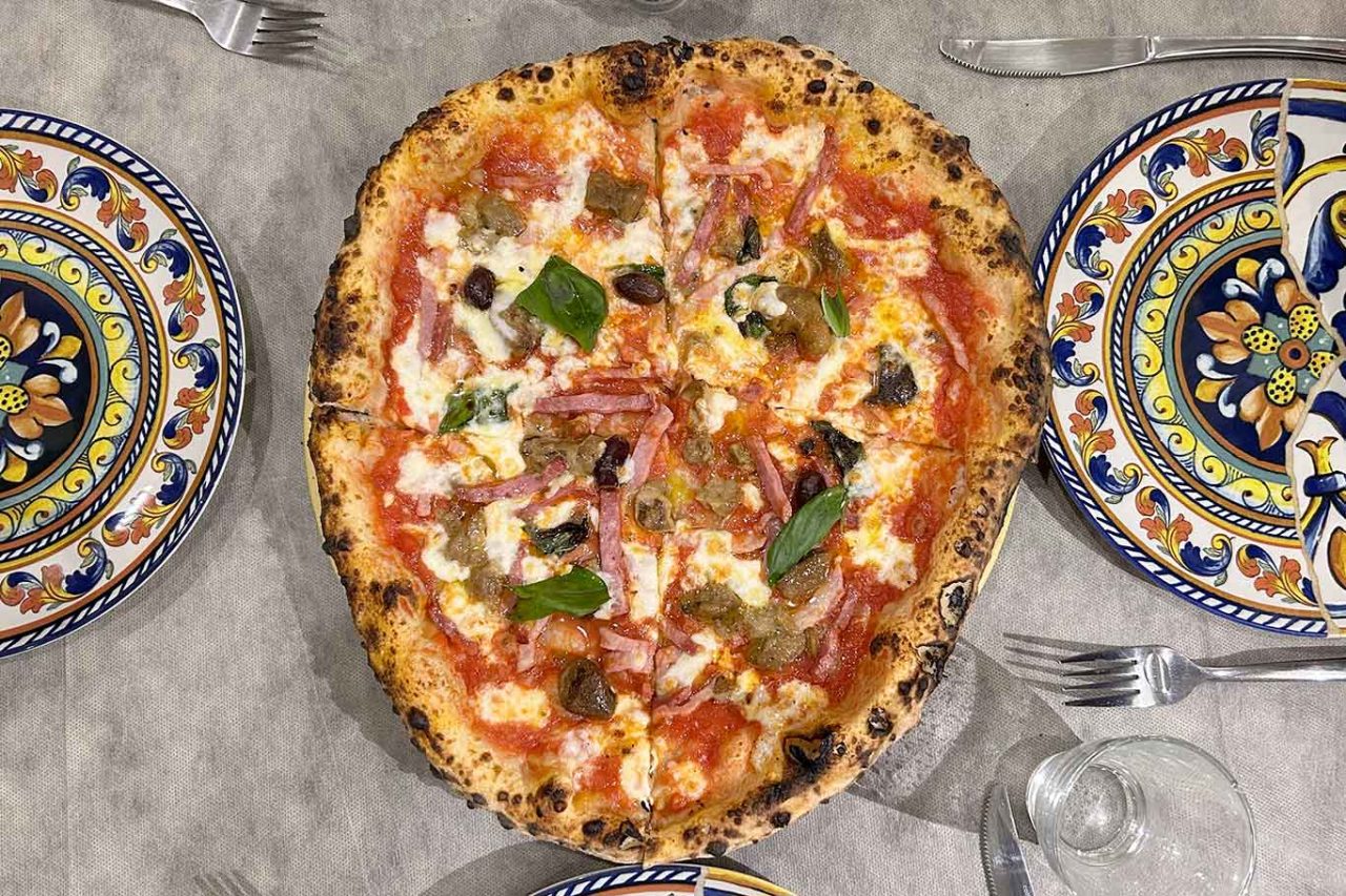 la pizza capricciosa della pizzeria Lombardi 1892 in piazza Cavour a Napoli 