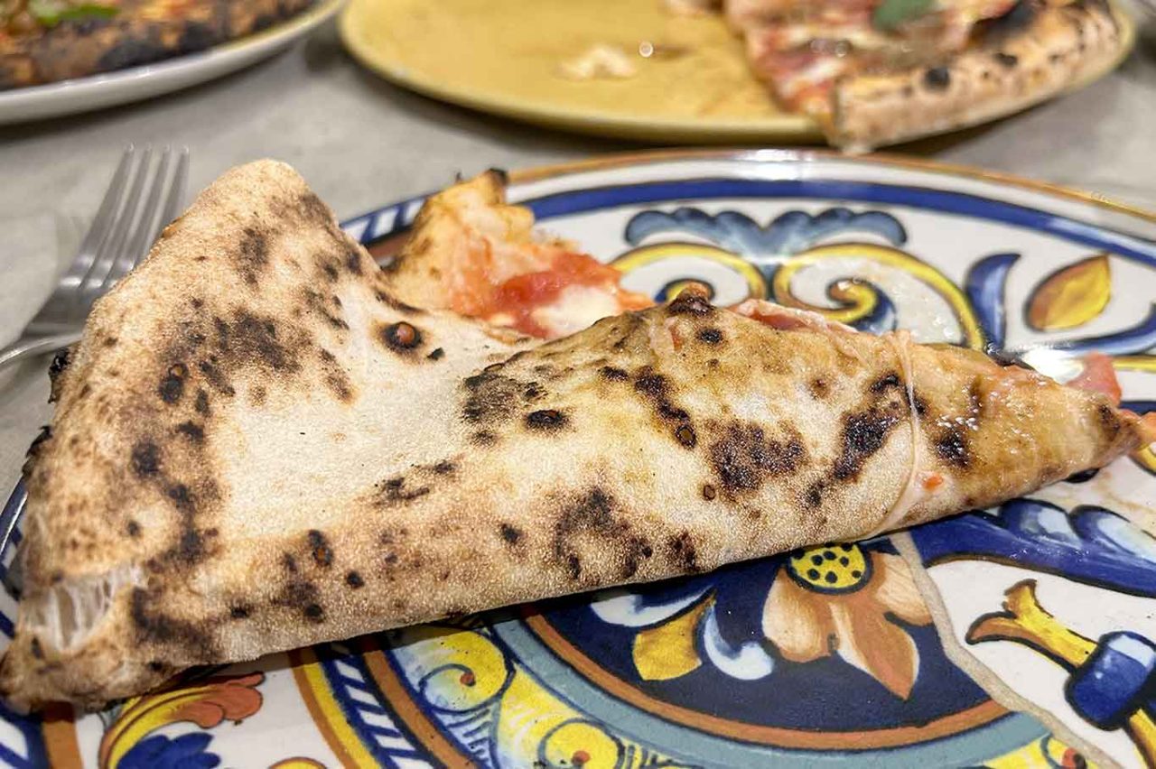 la cottura della pizza capricciosa della pizzeria Lombardi 1892 in piazza Cavour a Napoli 