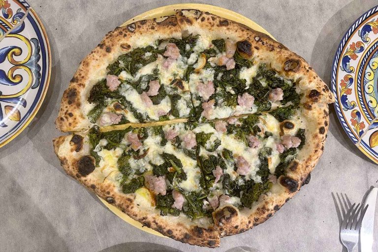 Lombardi 1892 in via Foria a Napoli: la pizza sa di antico