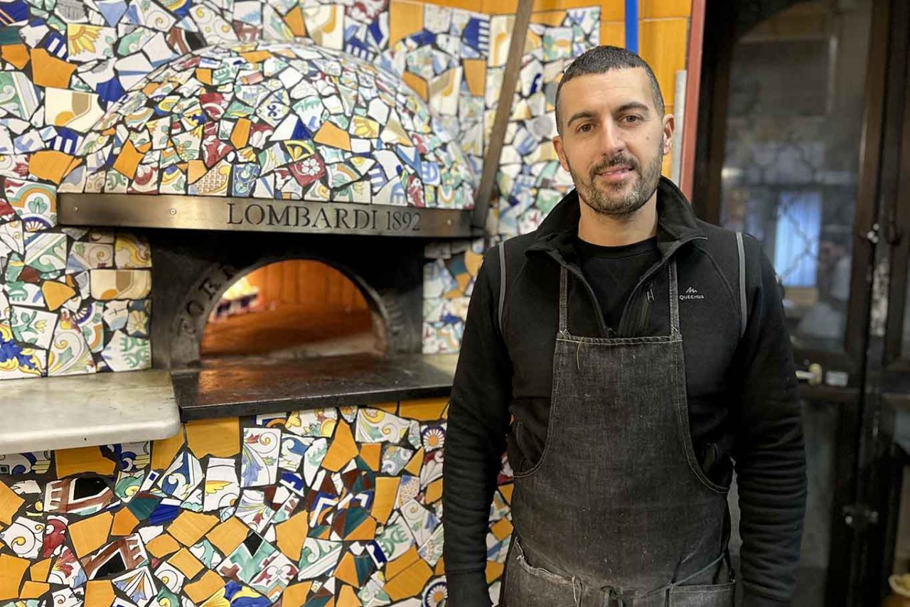 Enrico Lombardi al forno della pizzeria Lombardi 1892 in piazza Cavour a Napoli 