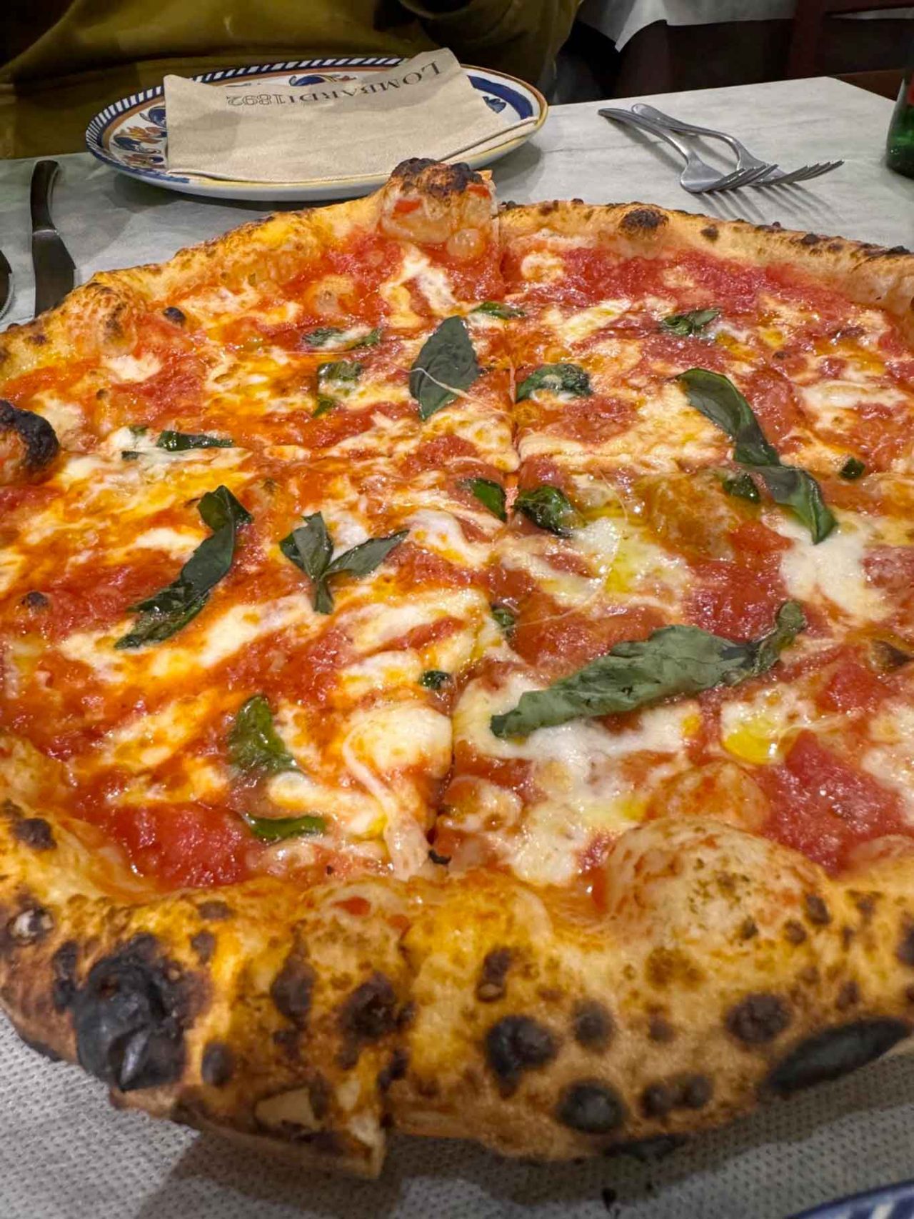 la pizza margherita della pizzeria Lombardi 1892 in piazza Cavour a Napoli 