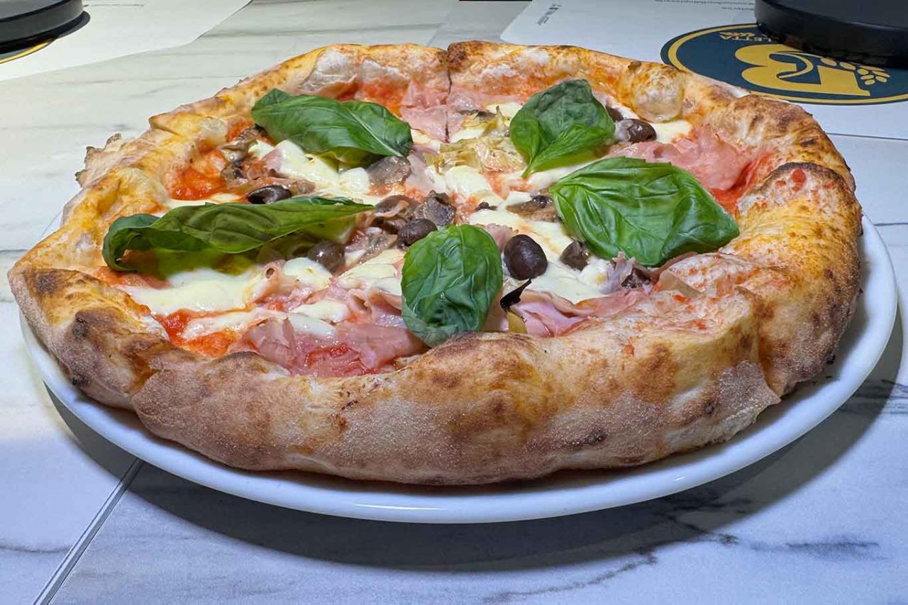 La pizza capricciosa della pizzeria Marco Barletta a Salerno