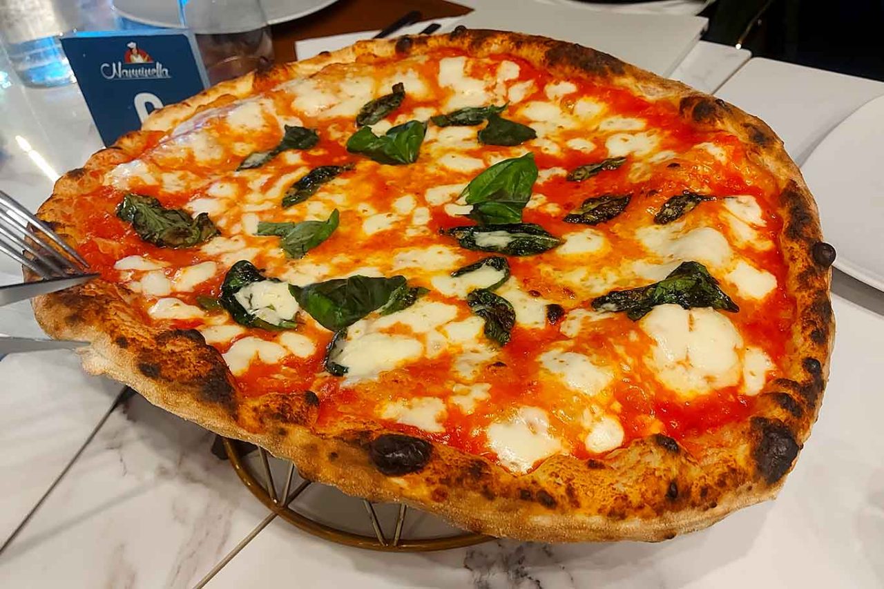 la pizza margherita a ruota di carro della pizzeria Nanninella a Poggiomarino 