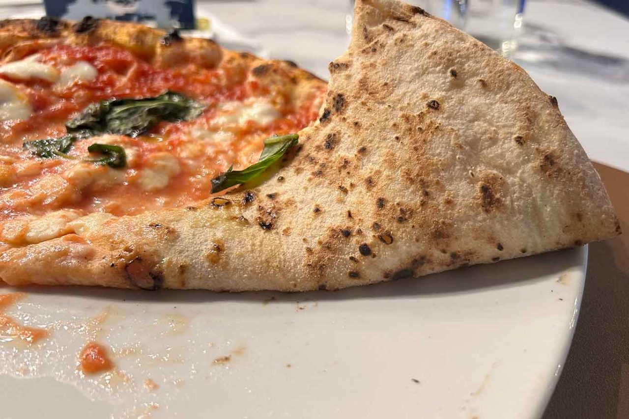 la cottura della pizza margherita della pizzeria Nanninella a Poggiomarino 