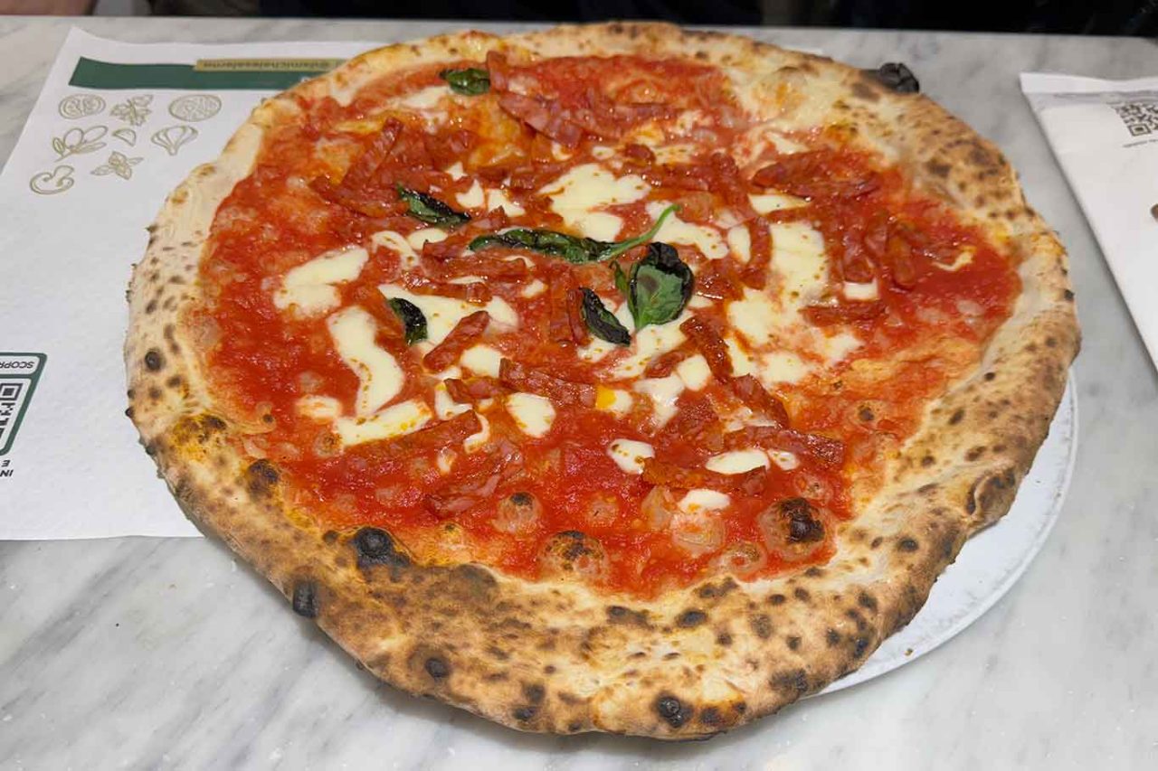 la pizza Diavola dell'Antica Pizzeria da Michele a Salerno