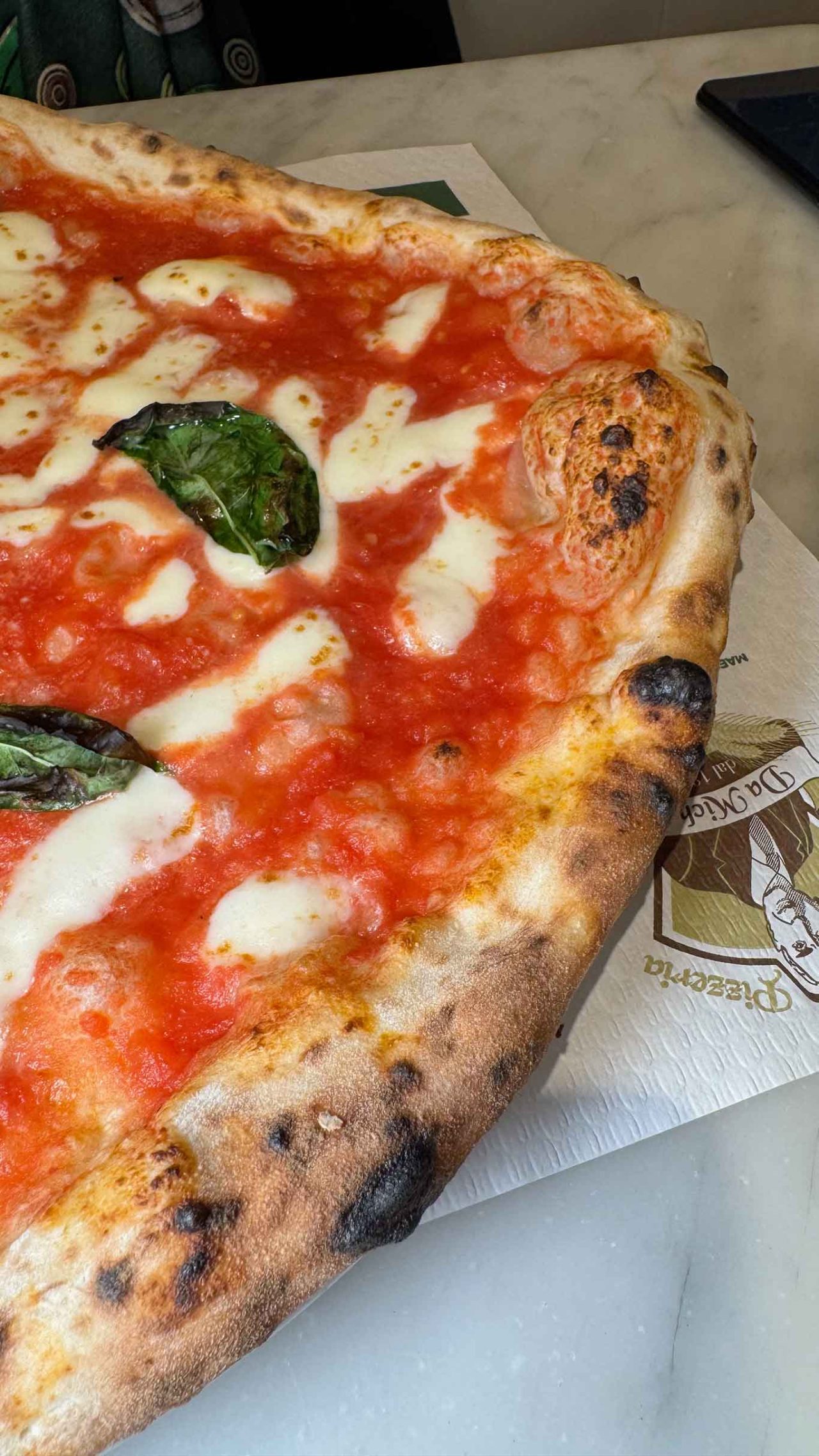 la pizza margherita dell'Antica Pizzeria da Michele a Salerno