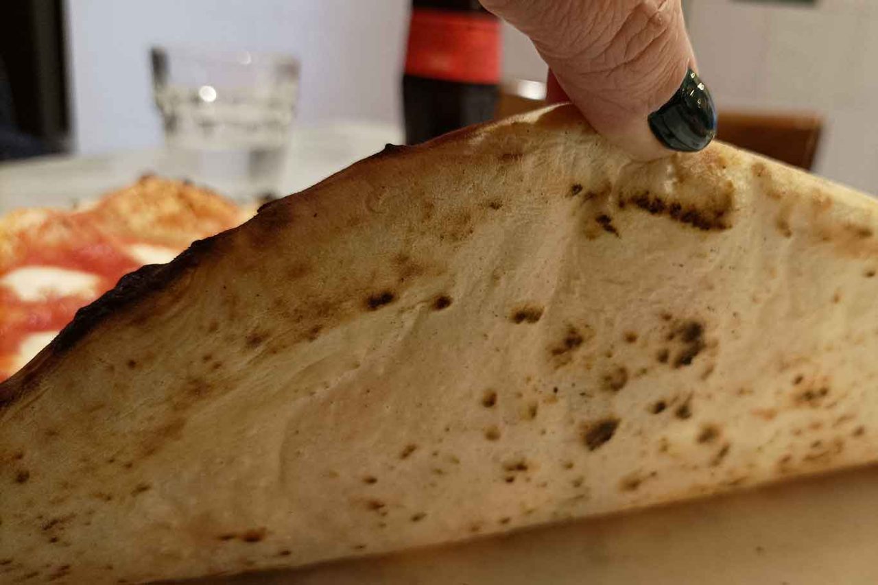 la cottura della pizza margherita dell'Antica Pizzeria da Michele a Salerno