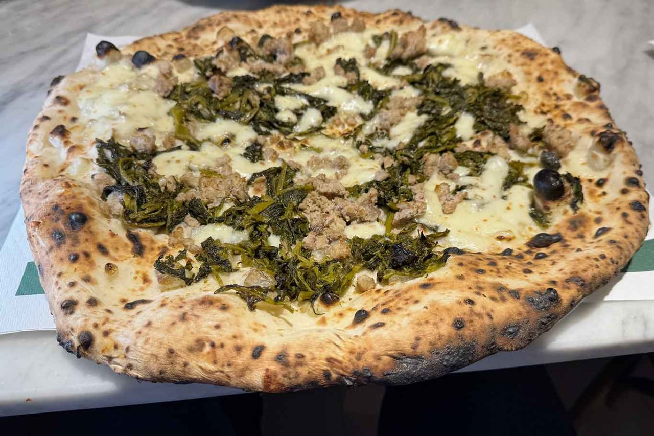 la pizza salsiccia e friarielli dell'Antica Pizzeria da Michele a Salerno