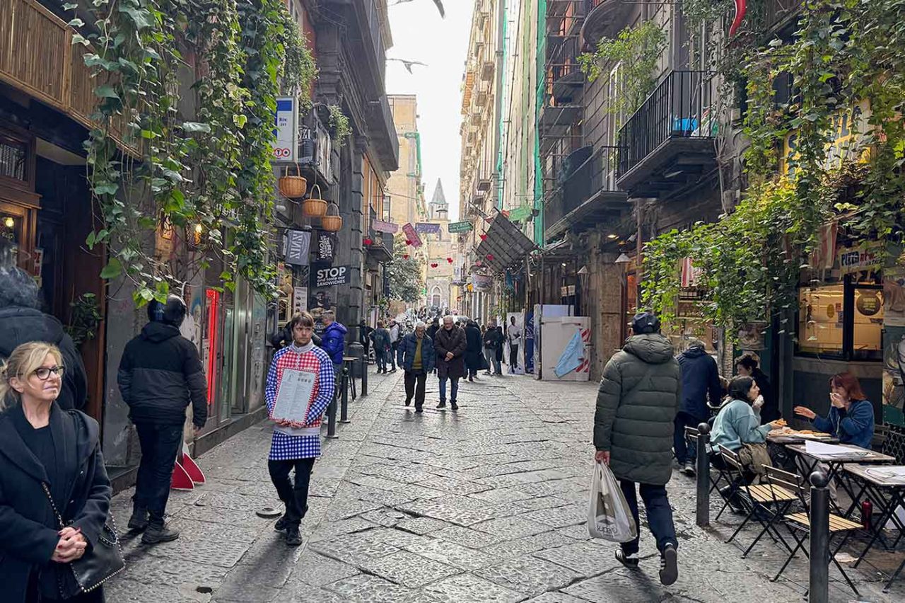 In via dei Tribunali c'è la pizzeria Piccolina di Gino Sorbillo