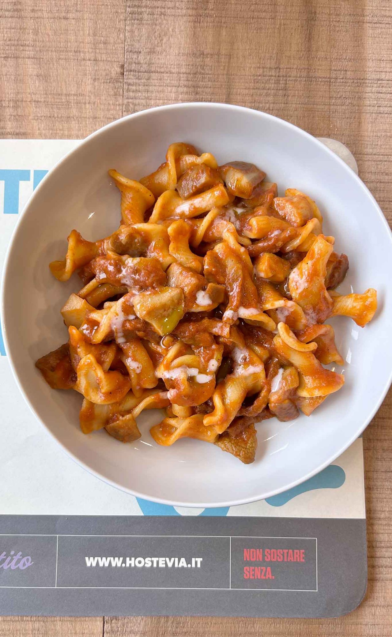 la pasta all'amatriciana di Hostevia, osteria nella pompa di benzina a Maddaloni