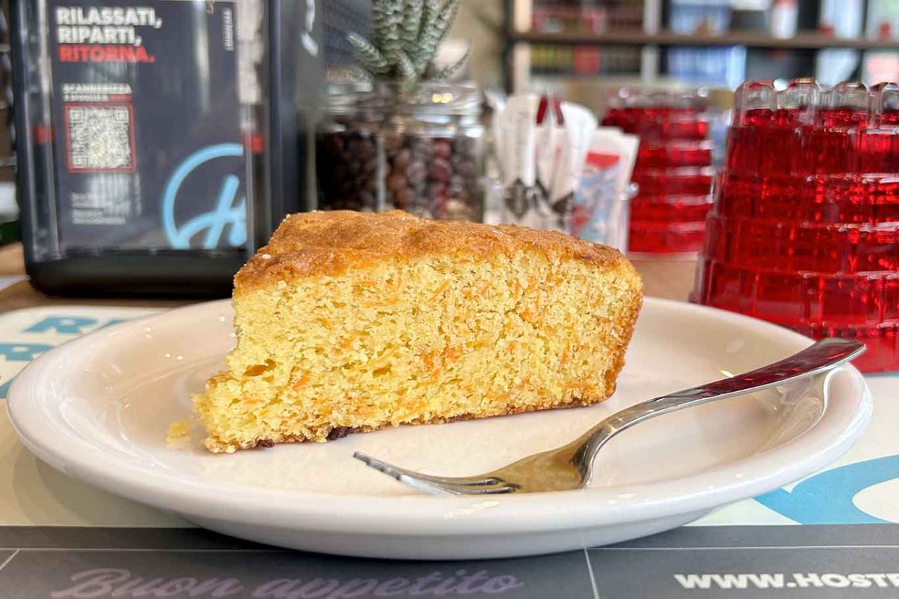 la torta carota e mandorle di Hostevia, osteria nella pompa di benzina a Maddaloni