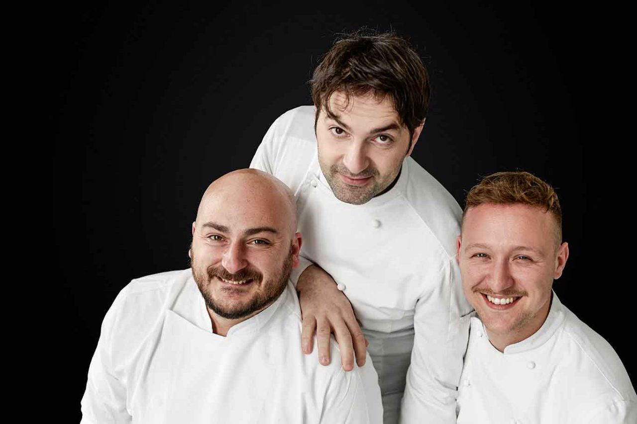 Martino Ruggieri con gli chef del nuovo ristorante Casanova a Grotta Palazzese in Puglia