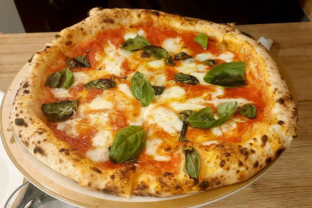 la pizza margherita della pizzeria Decimo Scalo a Caserta