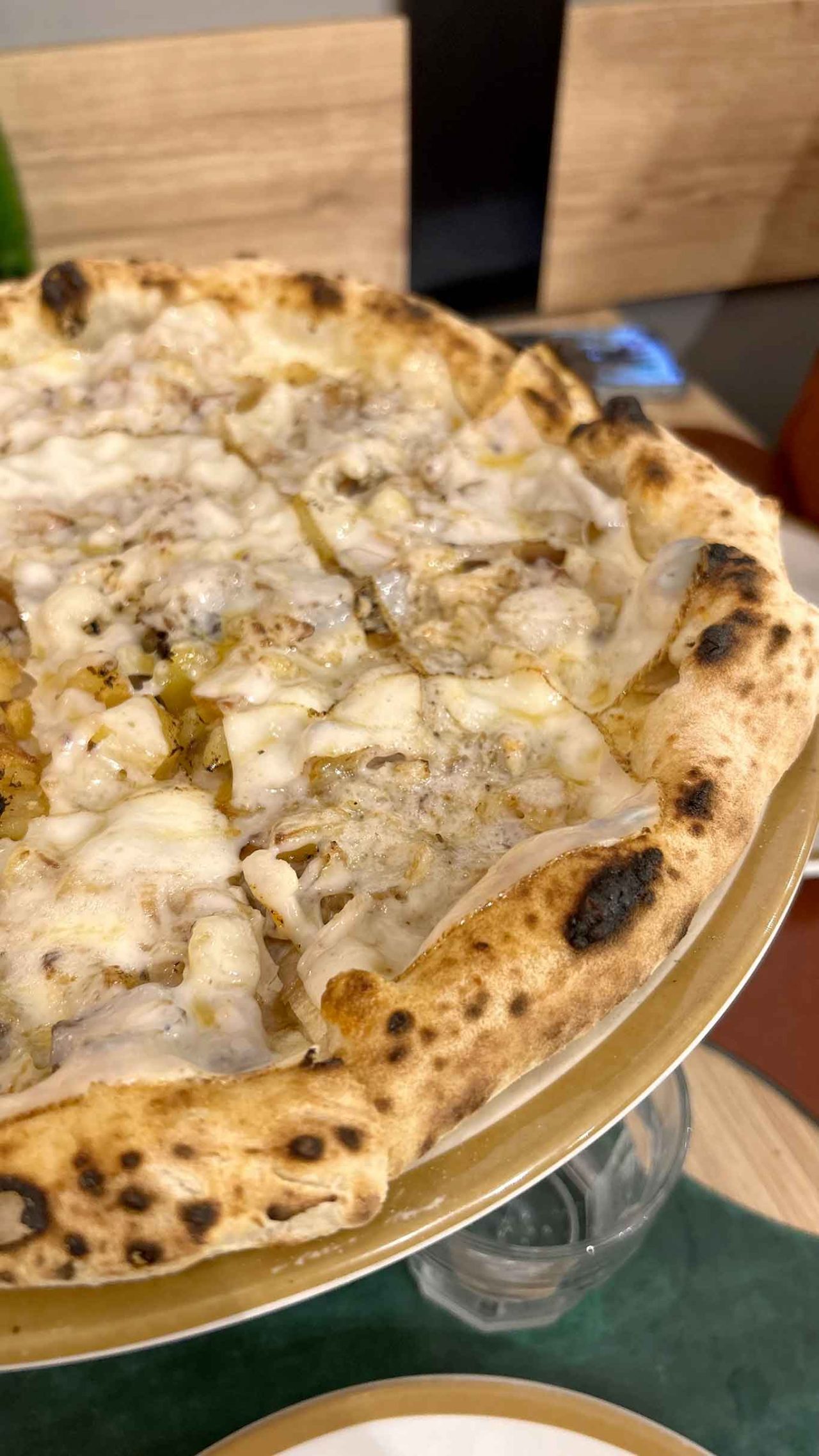 la pizza arrogante della pizzeria Decimo Scalo a Caserta