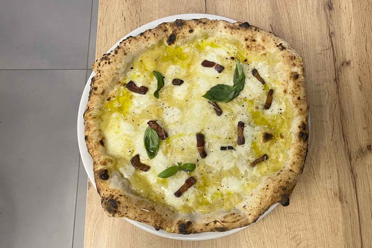 la pizza che sembra una pasta e patate della pizzeria Frattini a Quarto