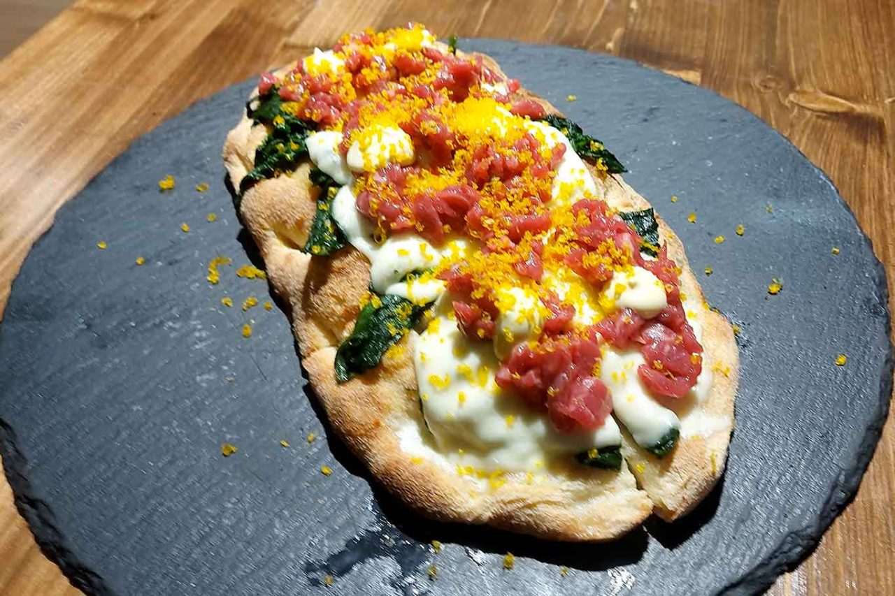 la pizza in pala della pizzeria Gli Artigiani a Giugliano in Campania