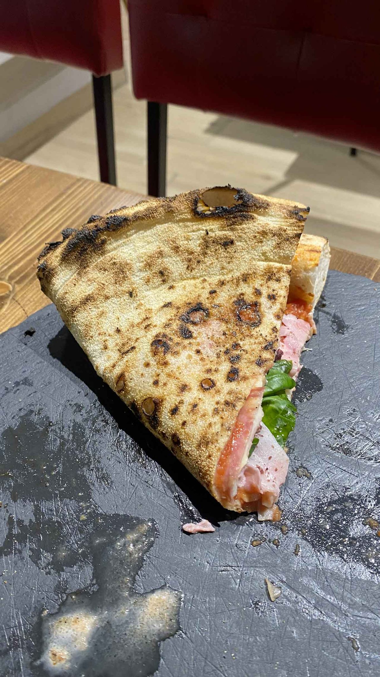 la cottura della pizza capricciosa della pizzeria Gli Artigiani a Giugliano in Campania