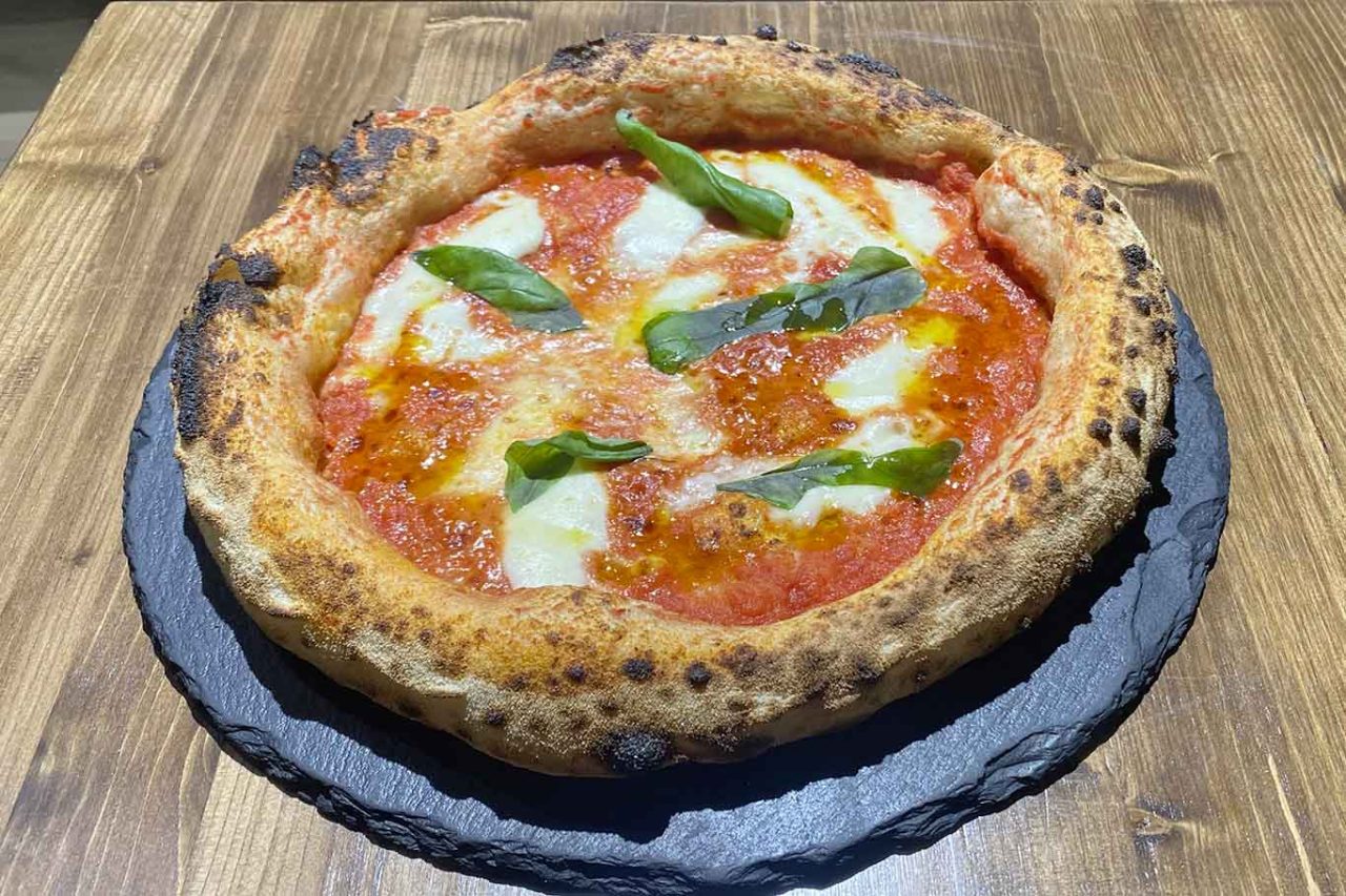 la pizza margherita della pizzeria Gli Artigiani a Giugliano in Campania