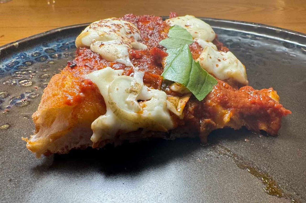 la pizza con il ragù napoletano della pizzeria I Borboni a Pontecagnano vicino Salerno