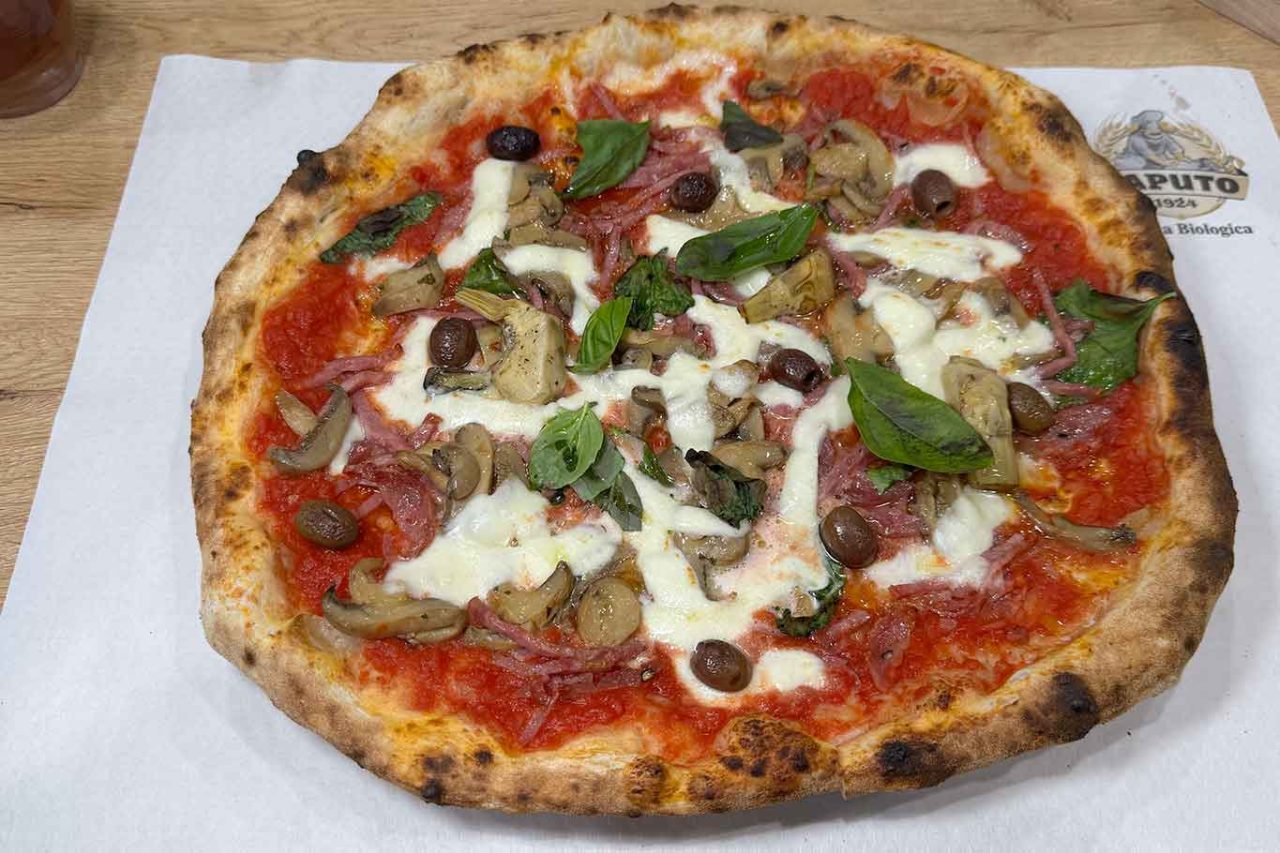 la pizza capricciosa della pizzeria trattoria Vigliena a Napoli