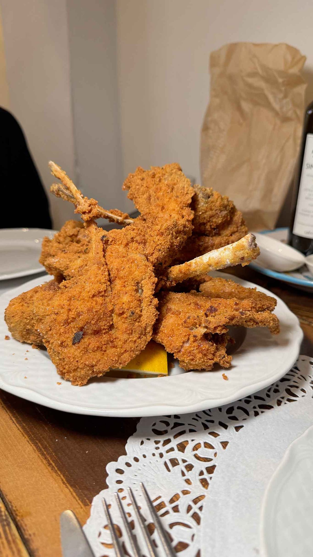 le costolette d'abbacchio panate e fritte del ristorante Romanè in via Cipro a Roma